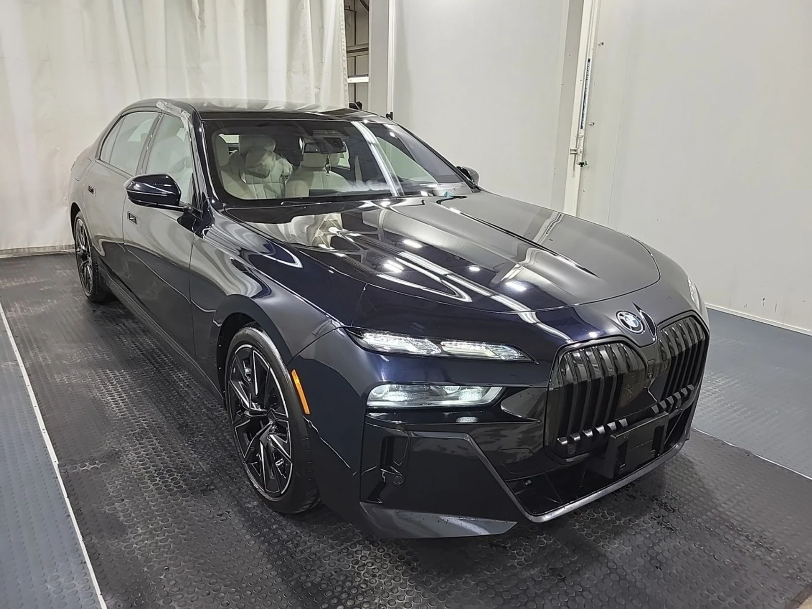 BMW i7 XDRIVE60 * AвтоКредит * (ЦЕНА ДО БГ), снимка 2 - Автомобили и джипове - 55619444