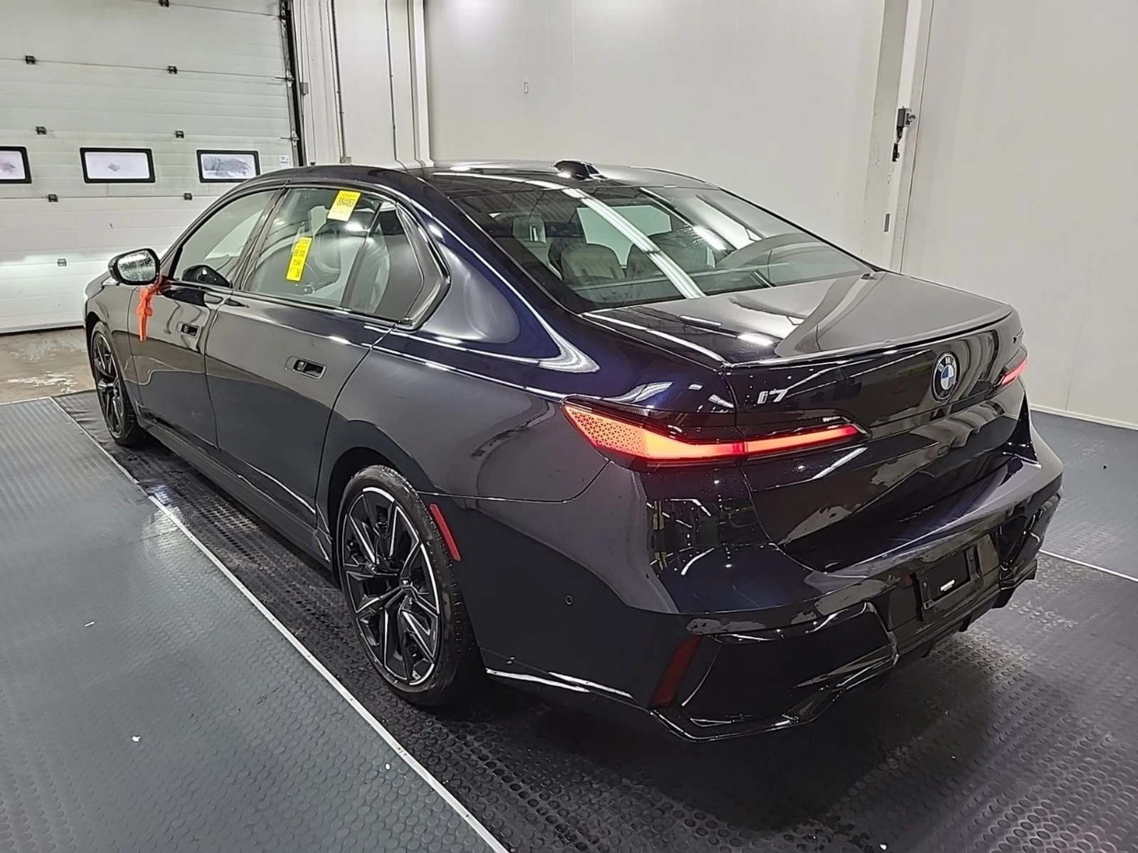 BMW i7 XDRIVE60 * AвтоКредит * (ЦЕНА ДО БГ), снимка 4 - Автомобили и джипове - 55619444
