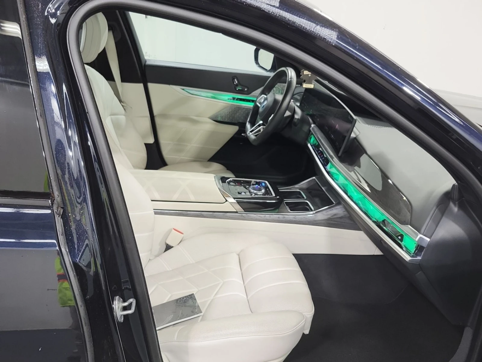 BMW i7 XDRIVE60 * AвтоКредит * (ЦЕНА ДО БГ), снимка 14 - Автомобили и джипове - 55619444