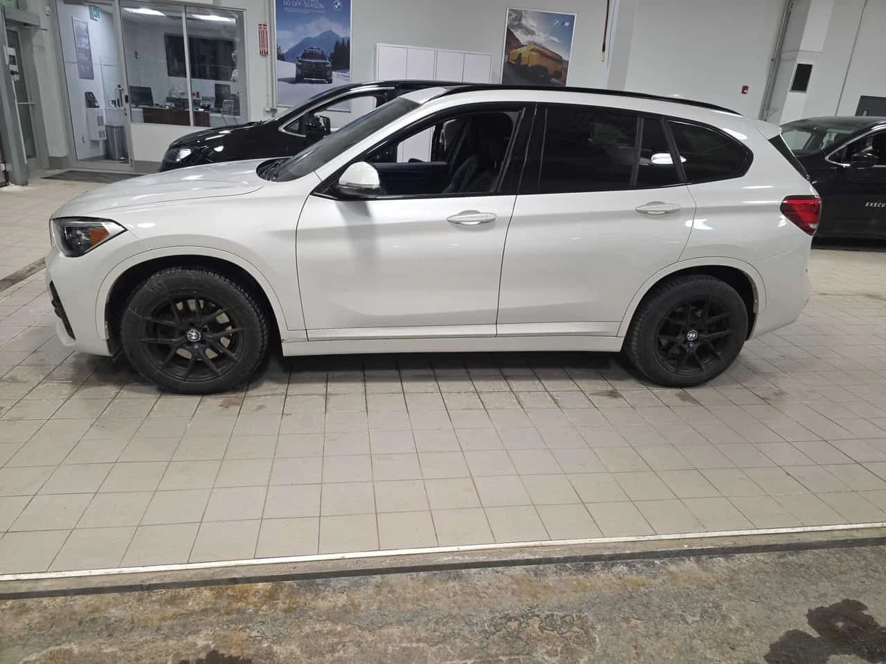 BMW X1 xDrive28i | SUNROOF | ПОДГРЕВИ | KEYLESS | CARFAX - изображение 2