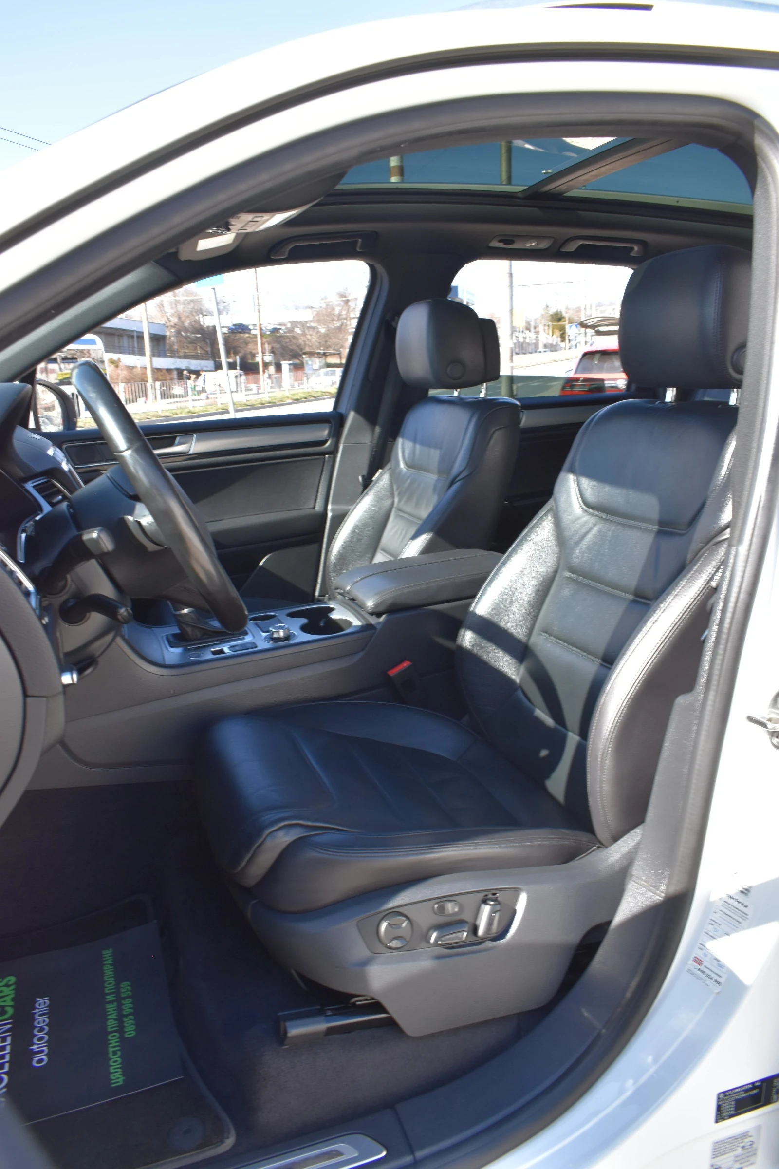 VW Touareg 3.0TDI* R-LINE* PANORAMA, снимка 9 - Автомобили и джипове - 53814268