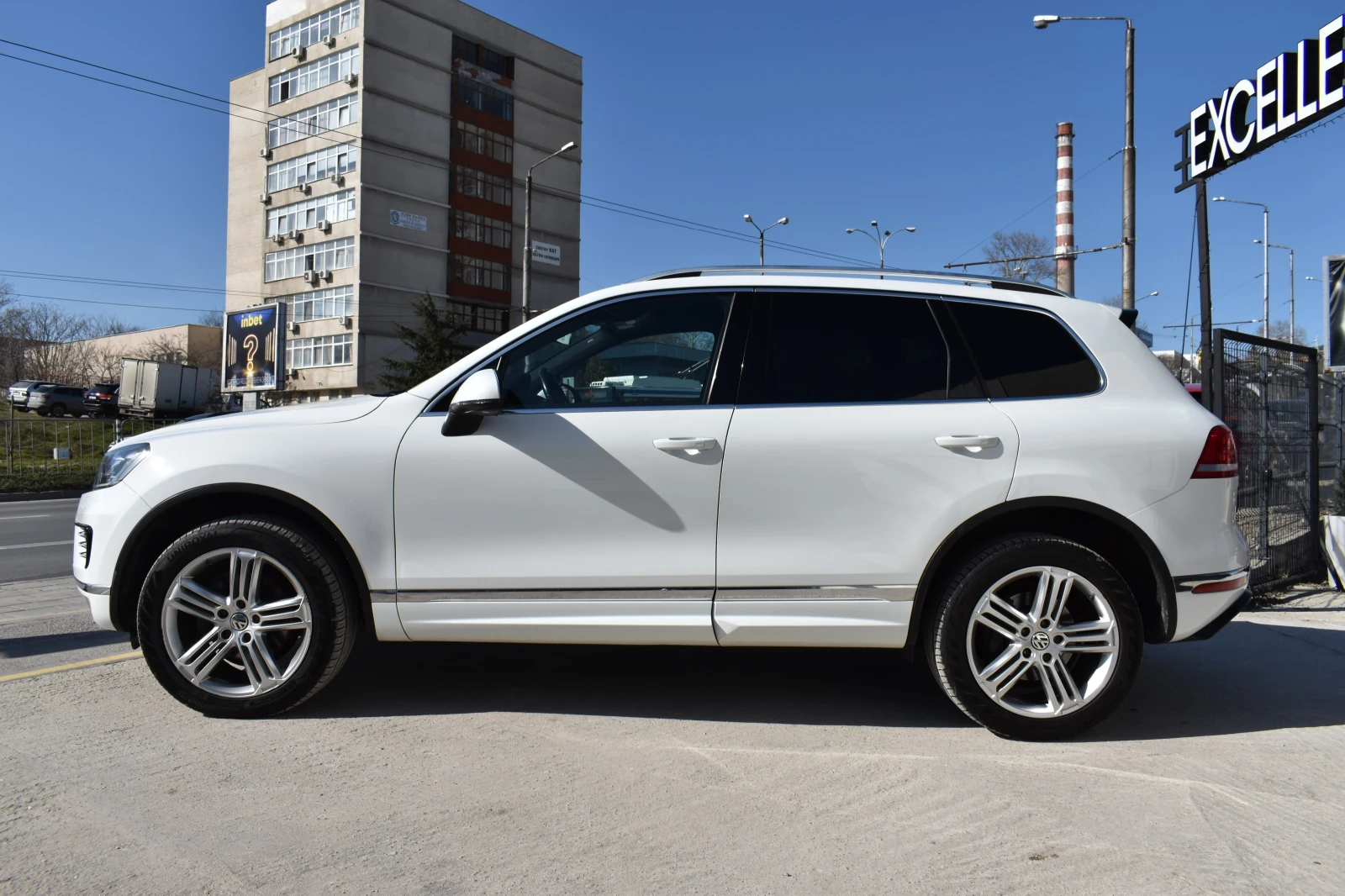 VW Touareg 3.0TDI* R-LINE* PANORAMA, снимка 2 - Автомобили и джипове - 53814268