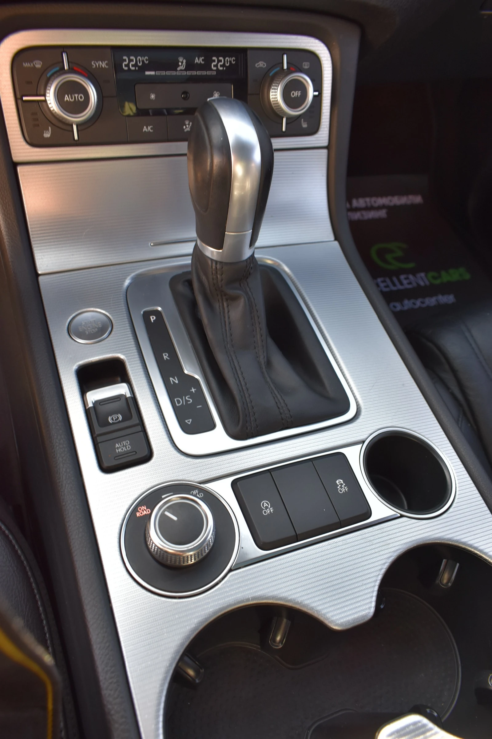 VW Touareg 3.0TDI* R-LINE* PANORAMA, снимка 16 - Автомобили и джипове - 53814268