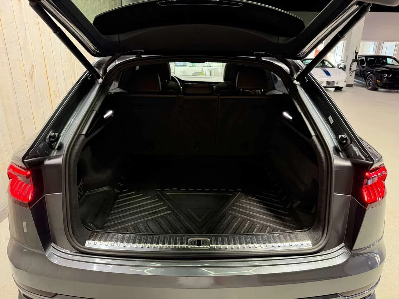 Audi Q8 * TECHNIK* BLACK OPTICS * ФИКСИРАНА ЦЕНА * , снимка 17 - Автомобили и джипове - 56739619
