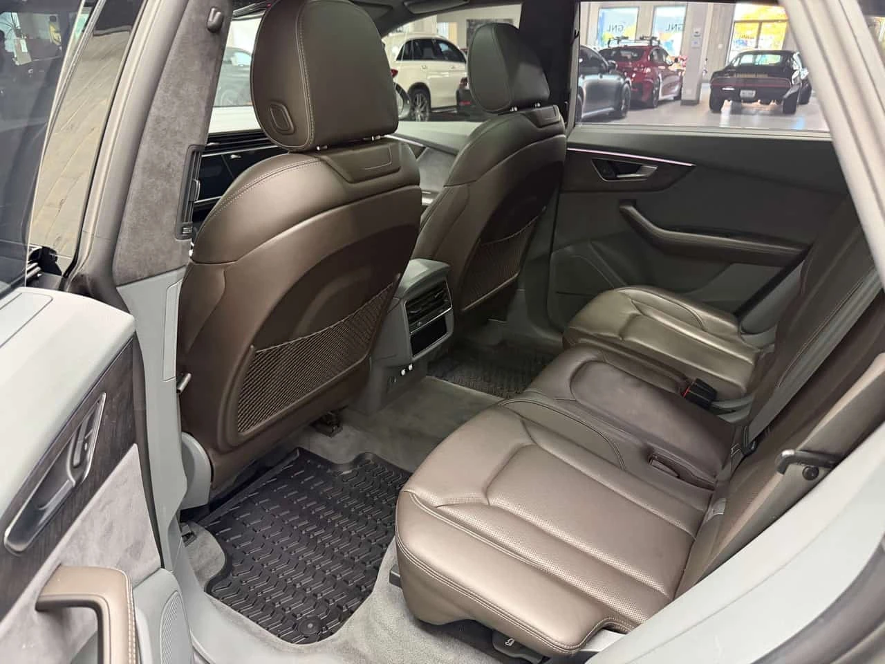 Audi Q8 * TECHNIK* BLACK OPTICS * ФИКСИРАНА ЦЕНА * , снимка 12 - Автомобили и джипове - 56739619