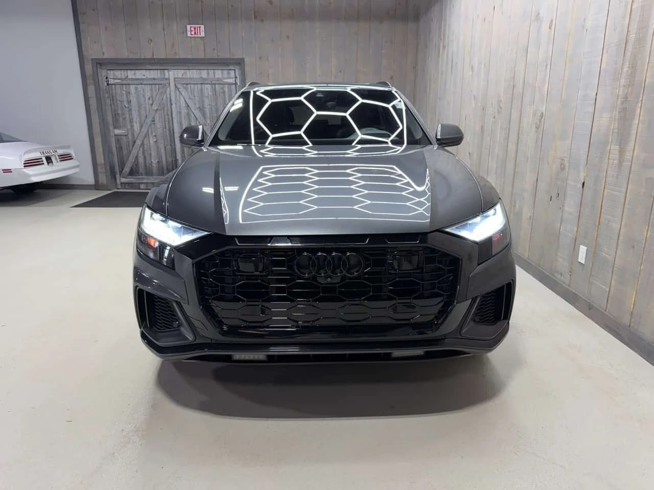 Audi Q8 * TECHNIK* BLACK OPTICS * ФИКСИРАНА ЦЕНА * , снимка 2 - Автомобили и джипове - 56739619