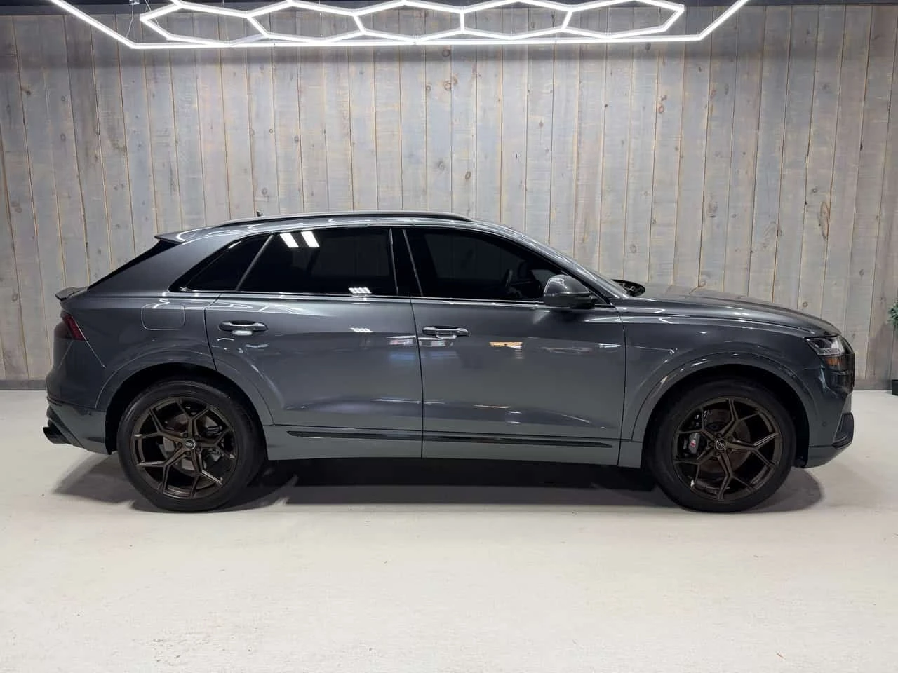 Audi Q8 * TECHNIK* BLACK OPTICS * ФИКСИРАНА ЦЕНА * , снимка 4 - Автомобили и джипове - 56739619