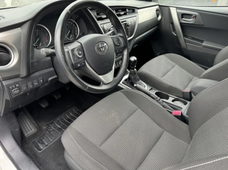 Toyota Auris 2.0 D4D, снимка 6 - Автомобили и джипове - 49188804