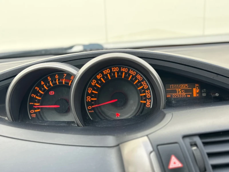 Toyota Verso 1.6 Valvematic / Бензин / Панорама , снимка 13 - Автомобили и джипове - 52264418