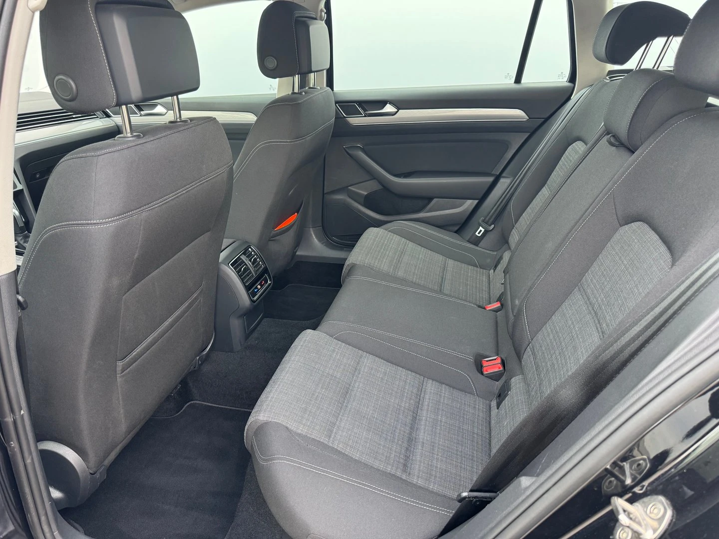 VW Passat Business 2.0 TDI SCR DSG - изображение 7