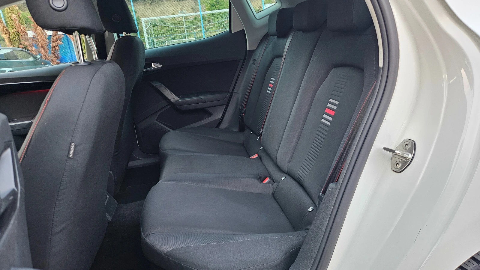 Seat Ibiza 1.6 TDI FR/NAVIG/KLIMATRON/DISTRONIK, снимка 14 - Автомобили и джипове - 56242184