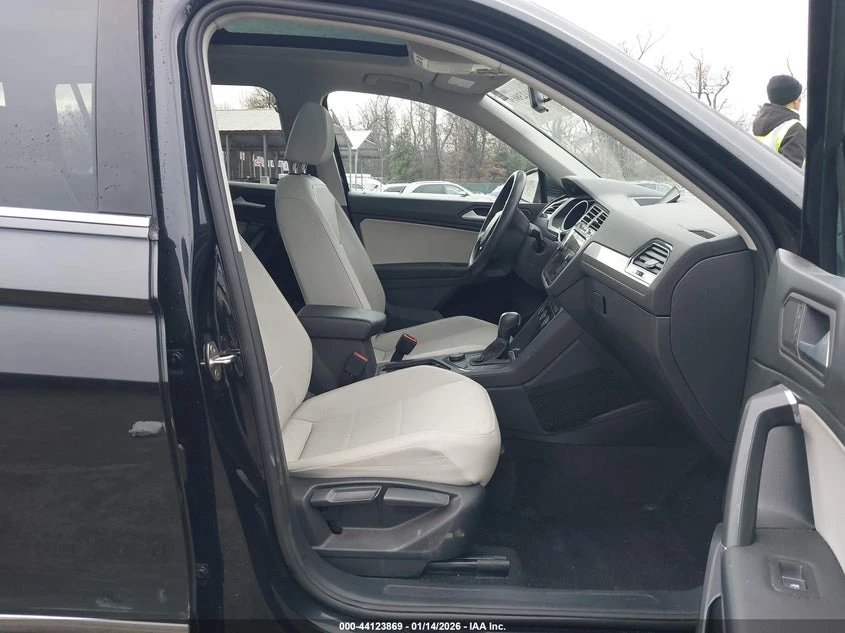 VW Tiguan * 4MOTION* , снимка 4 - Автомобили и джипове - 54037616