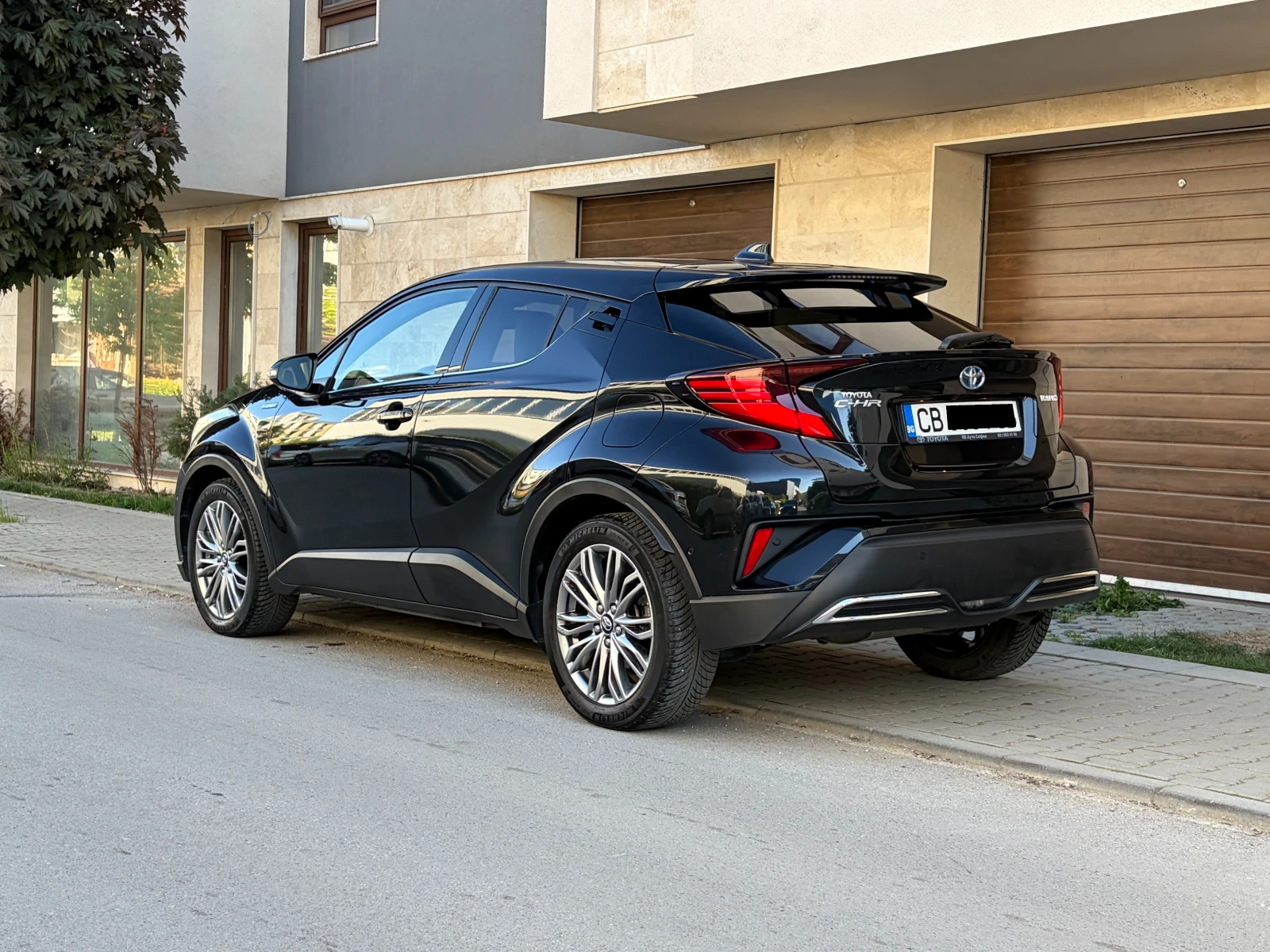 Toyota C-HR 2.0 Hybrid e-CVT Classy Facelift- в Гаранция, снимка 4 - Автомобили и джипове - 54598658
