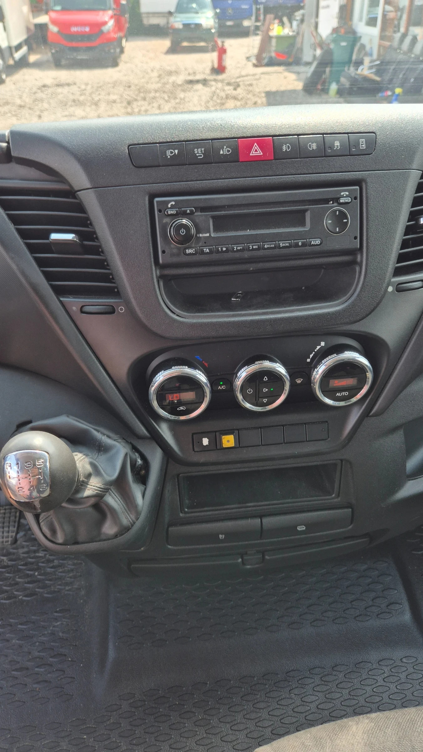 Iveco Daily 35c17* 4.60м.* 1000кг.БОРД* КЛИМА* ШВЕЙЦАРИЯ* , снимка 10 - Бусове и автобуси - 55324454