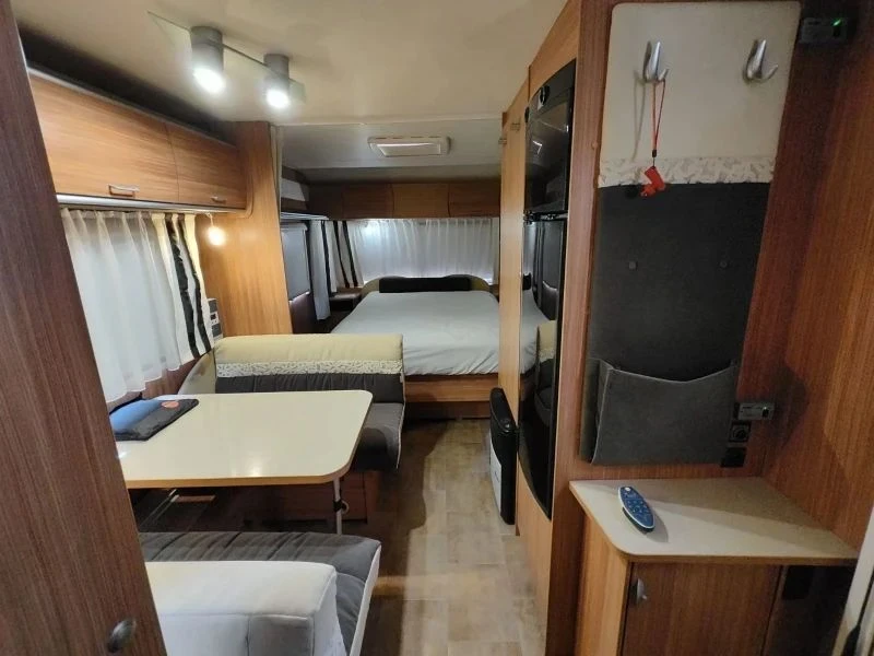 Каравана Burstner, снимка 4 - Каравани и кемпери - 54359293