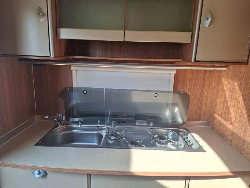 Каравана Burstner, снимка 8 - Каравани и кемпери - 54359293