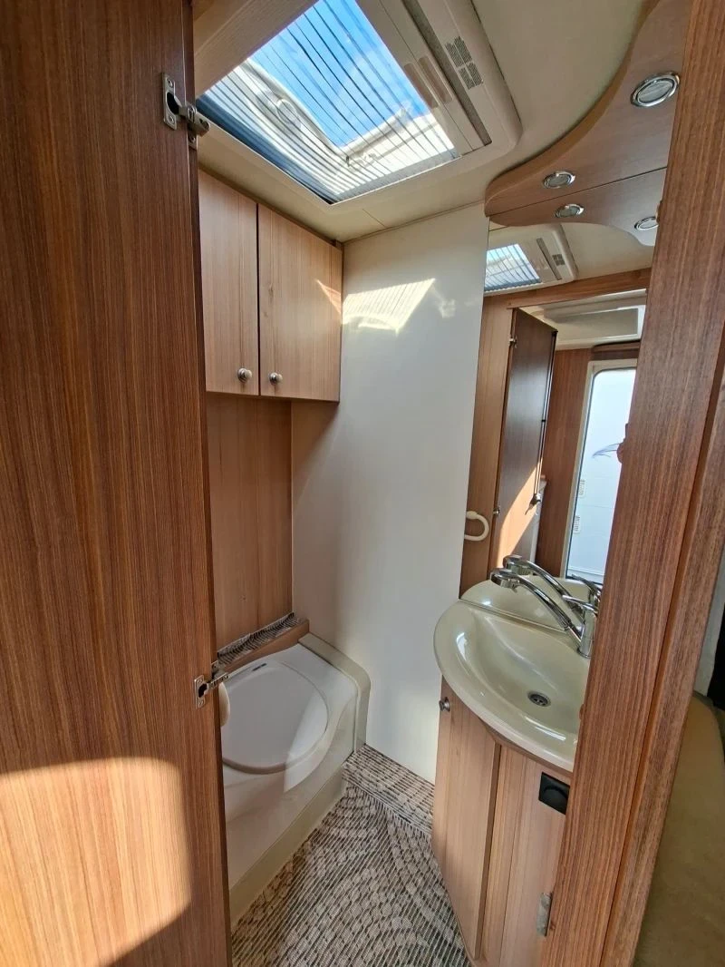 Каравана Burstner, снимка 12 - Каравани и кемпери - 54359293