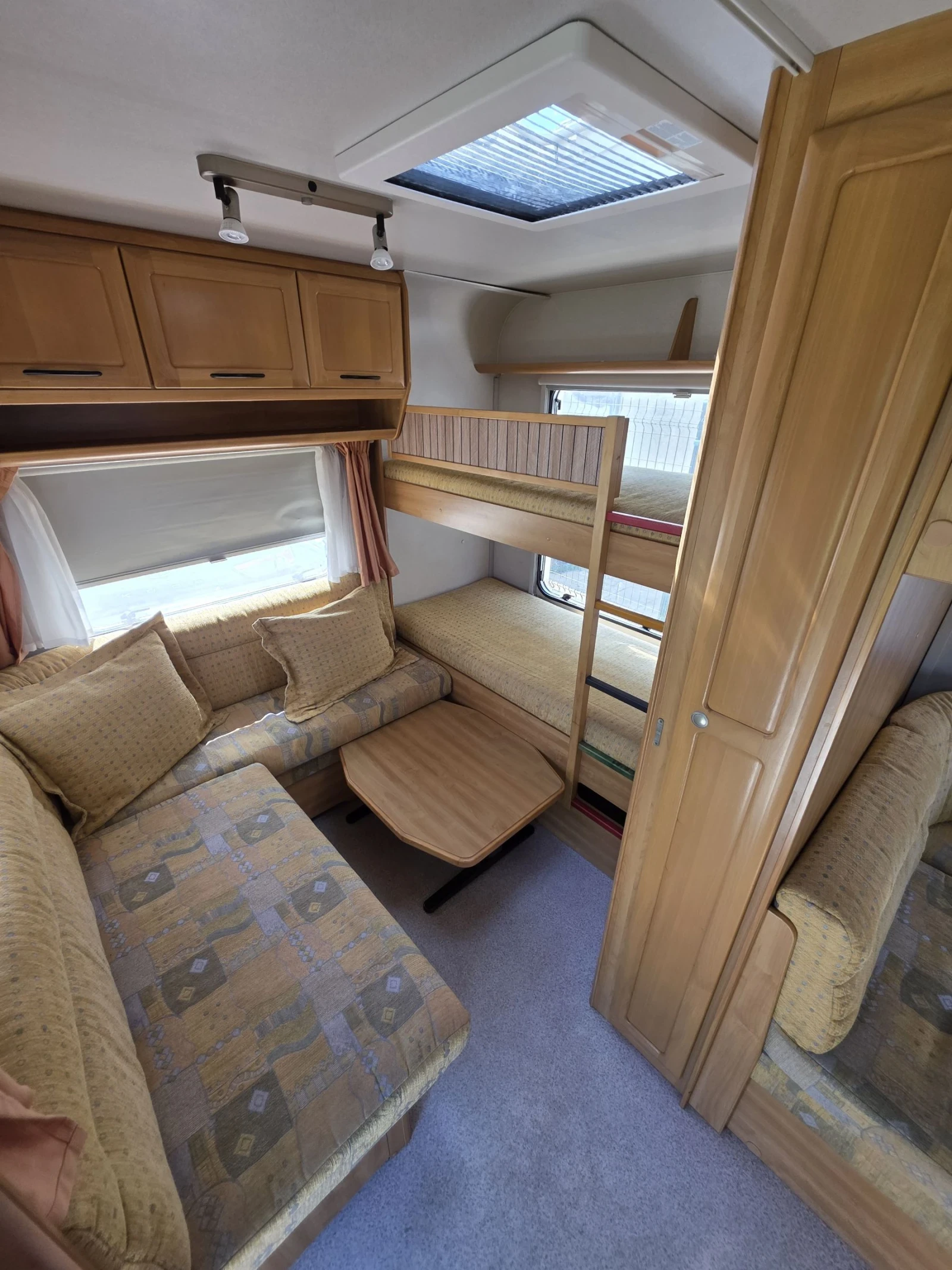 Каравана Knaus Royale Azur 650 SFK, снимка 7 - Каравани и кемпери - 54615050