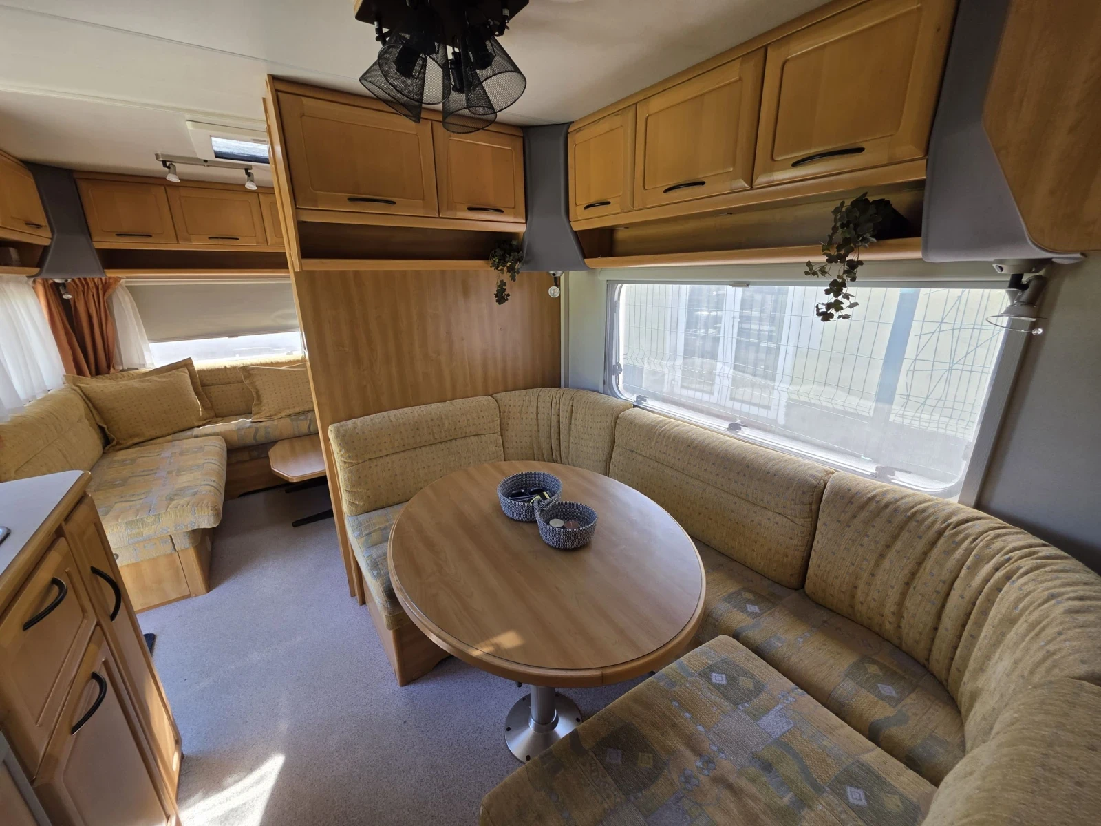 Каравана Knaus Royale Azur 650 SFK, снимка 6 - Каравани и кемпери - 54615050