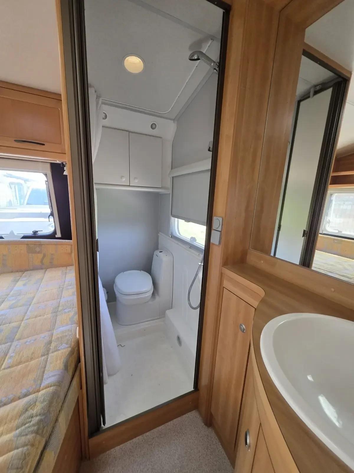 Каравана Knaus Royale Azur 650 SFK, снимка 14 - Каравани и кемпери - 54615050