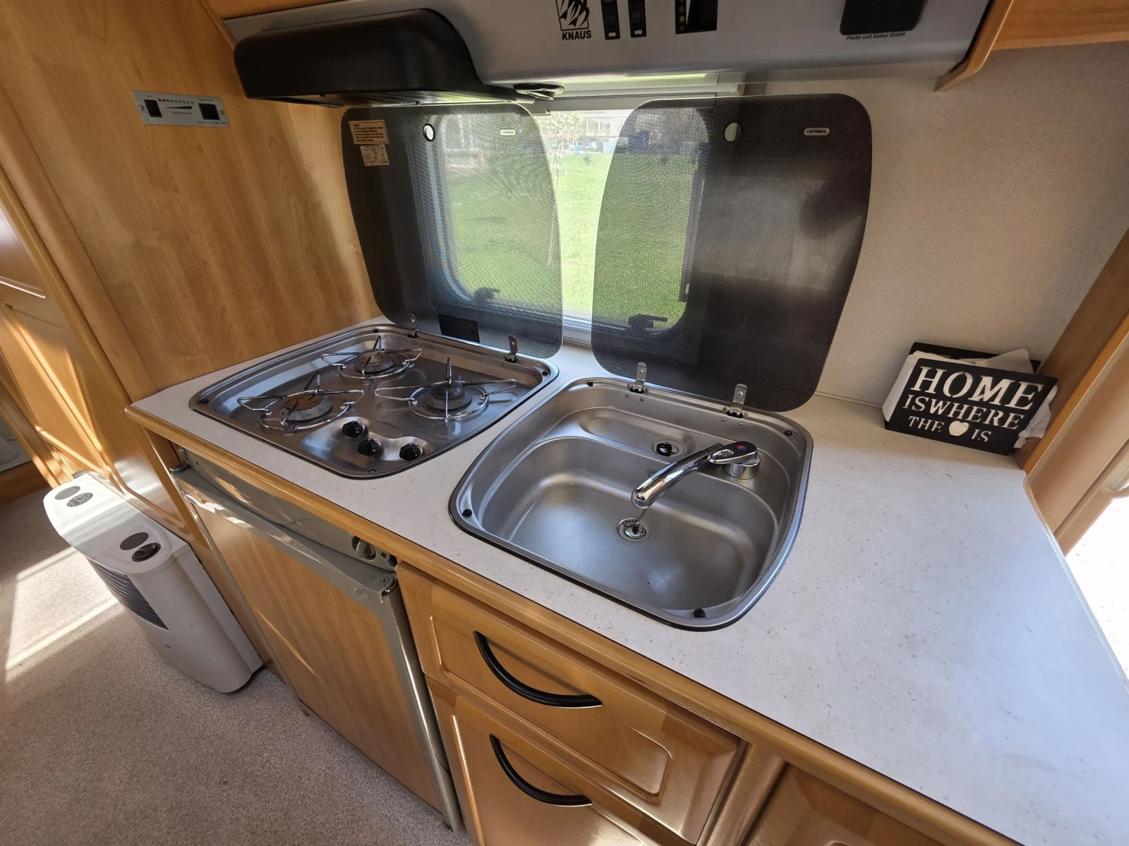 Каравана Knaus Royale Azur 650 SFK, снимка 9 - Каравани и кемпери - 54615050