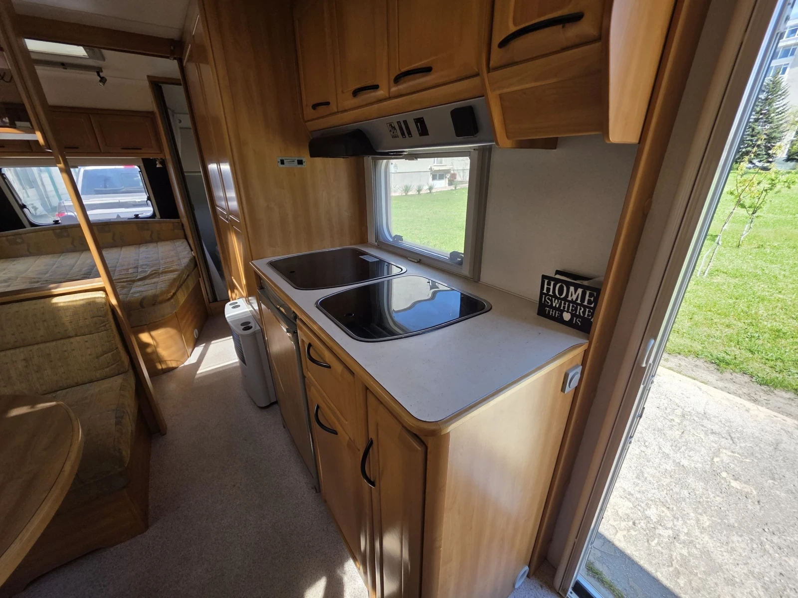 Каравана Knaus Royale Azur 650 SFK, снимка 8 - Каравани и кемпери - 54615050