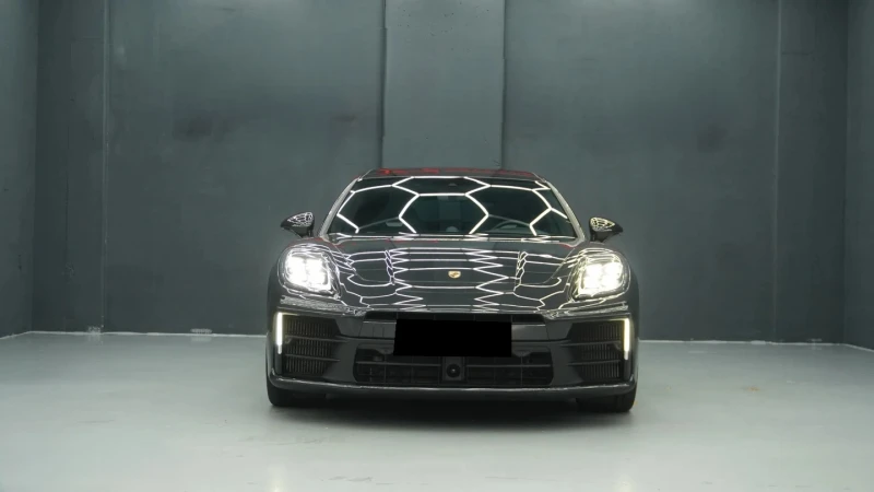 Porsche Panamera 4 976