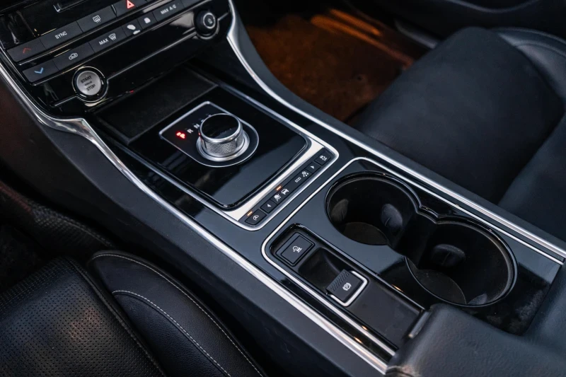 Jaguar XE R-SPORT, снимка 12 - Автомобили и джипове - 53404601