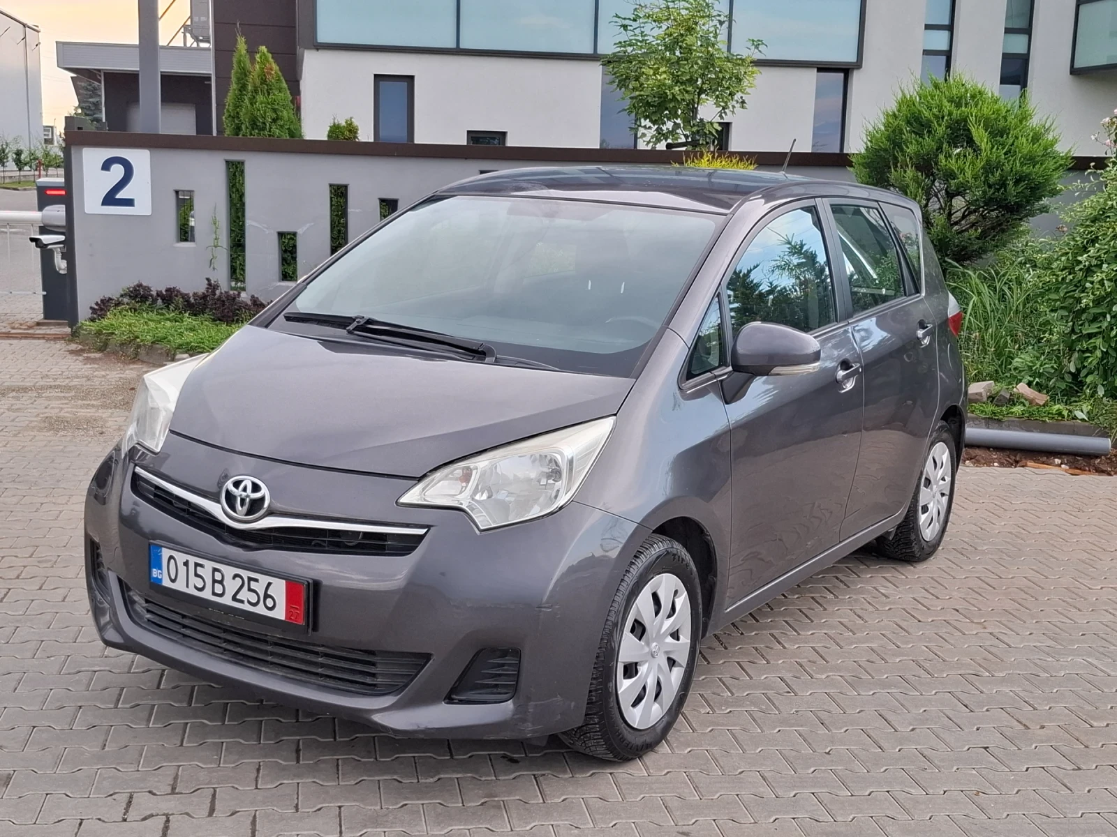 Toyota Verso S 1.3VVTI* (100кс)* FACELIFT* НОВ BНОС* , снимка 2 - Автомобили и джипове - 55111634