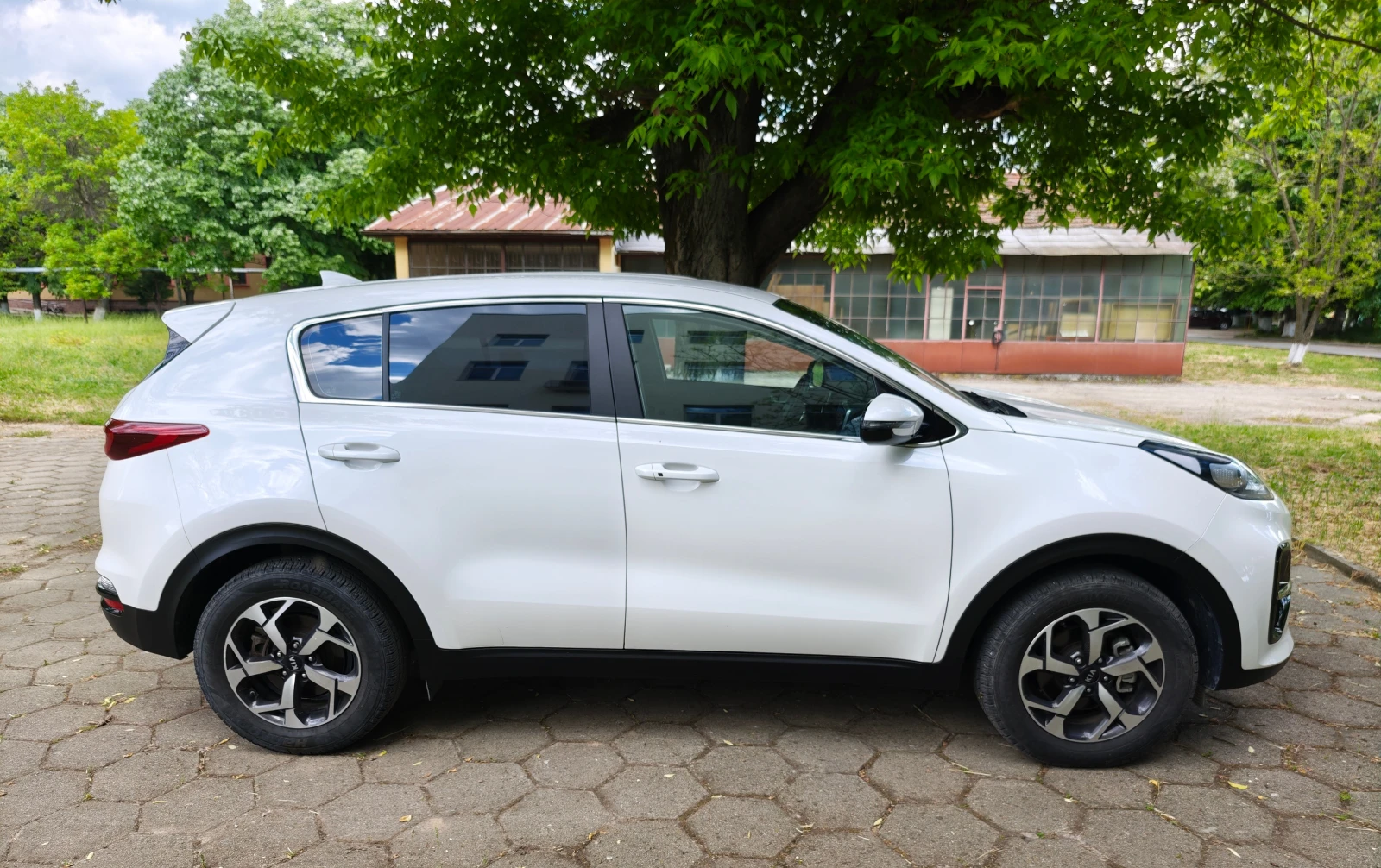 Kia Sportage 1.6 CRDI 4x4, снимка 3 - Автомобили и джипове - 54531343