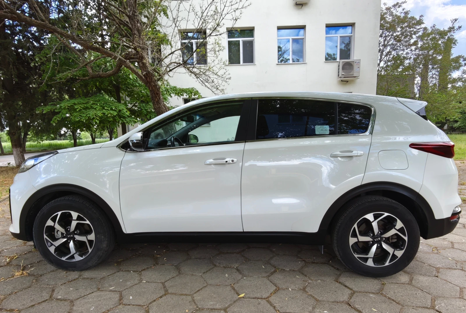 Kia Sportage 1.6 CRDI 4x4, снимка 8 - Автомобили и джипове - 54531343