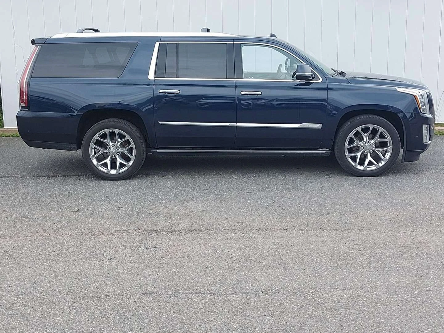 Cadillac Escalade, снимка 2 - Автомобили и джипове - 56021107