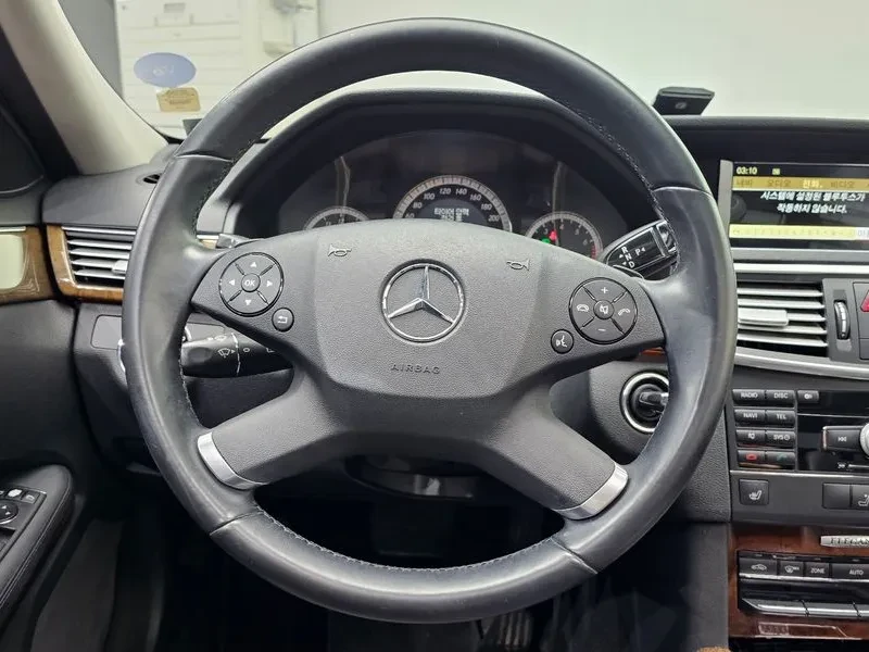 Mercedes-Benz E 300 Elegance, снимка 13 - Автомобили и джипове - 53814860