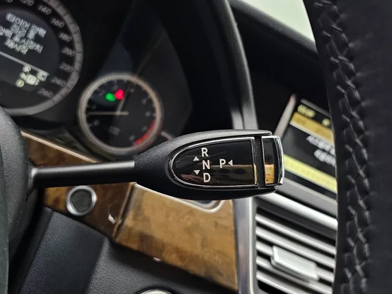 Mercedes-Benz E 300 Elegance, снимка 9 - Автомобили и джипове - 53814860