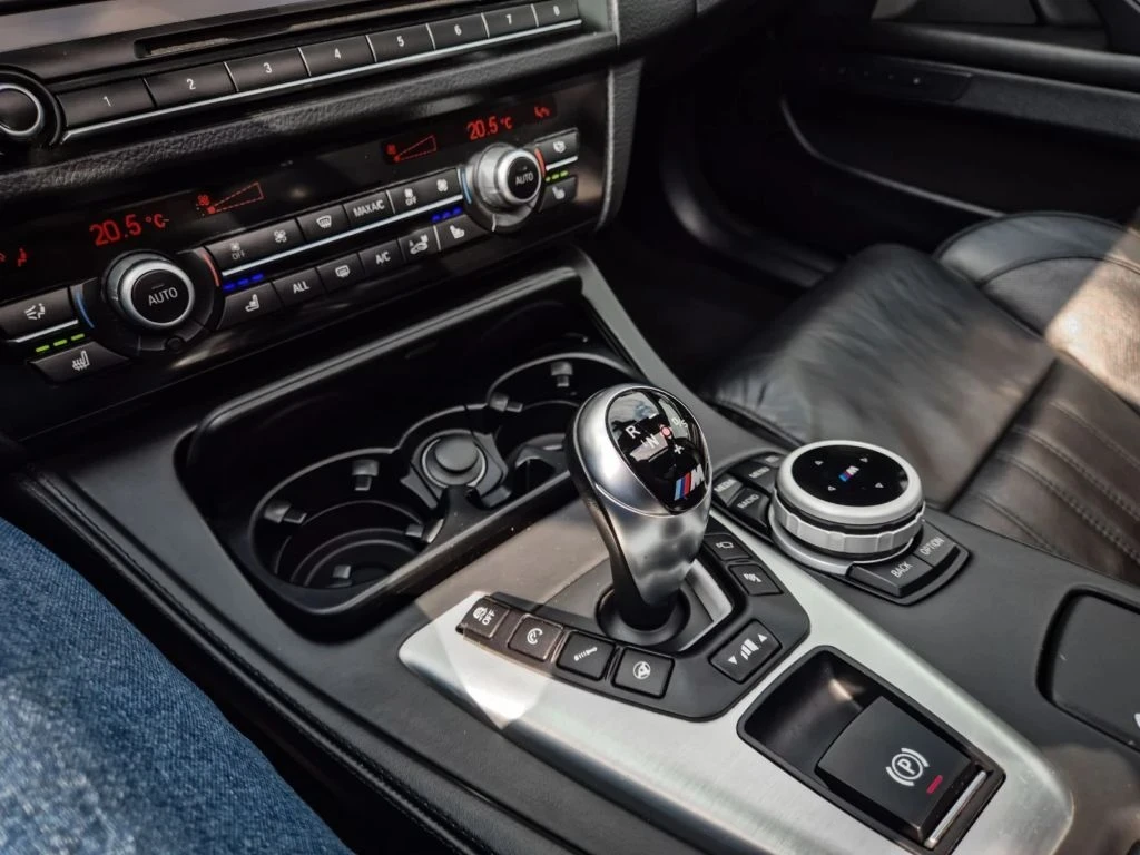 BMW M5 V8 4.4 B&O , снимка 9 - Автомобили и джипове - 55902360