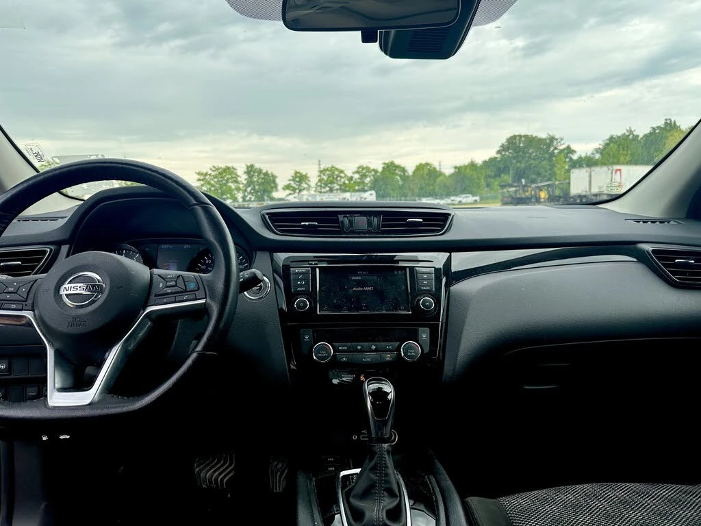 Nissan Qashqai SV* ПОДГРЕВ* КАМЕРА* М.ТОЧКА* KEYLESS* , снимка 8 - Автомобили и джипове - 55433318