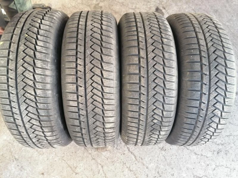 Гуми Зимни 235/65R17, снимка 1 - Гуми и джанти - 32079401