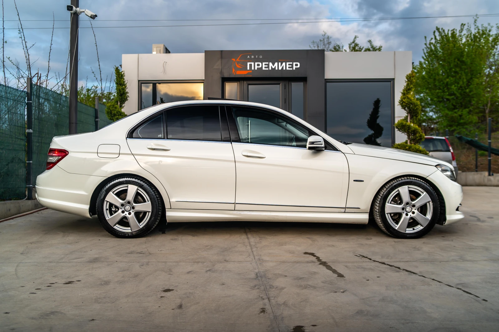 Mercedes-Benz C 200 i AMG ПАКЕТ - FULL - БЯЛА ПЕРЛА - 6М ГАРАНЦИЯ! - изображение 5