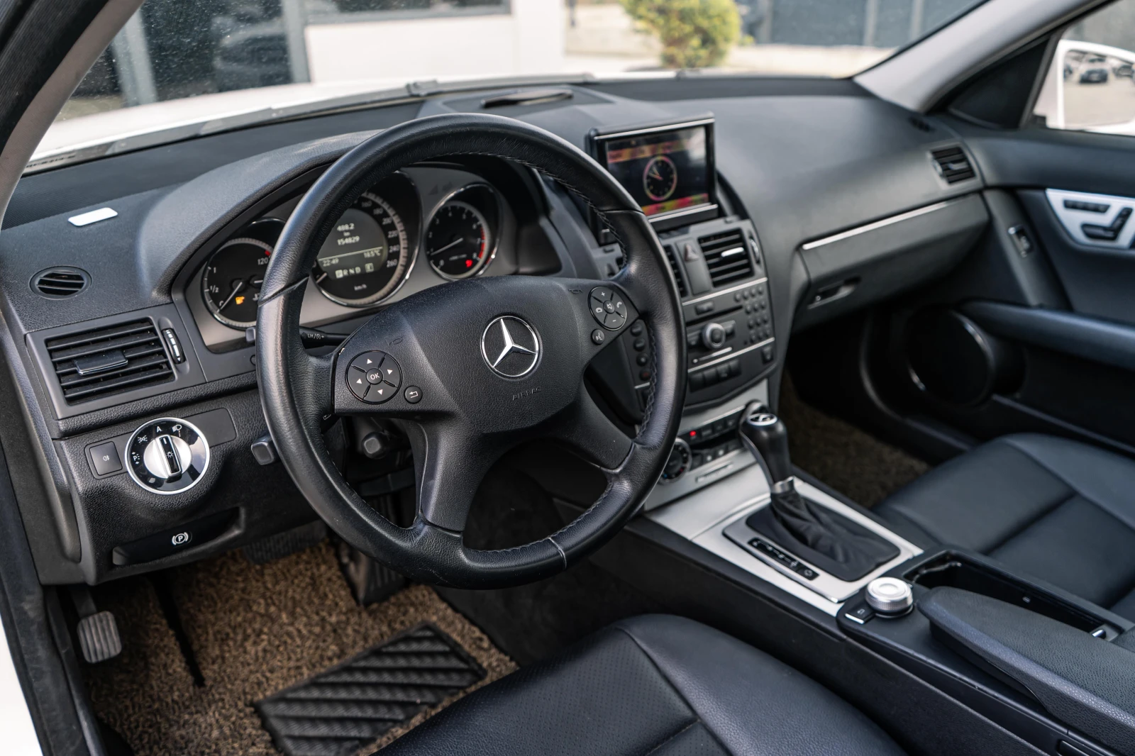 Mercedes-Benz C 200 i AMG ПАКЕТ - FULL - БЯЛА ПЕРЛА - 6М ГАРАНЦИЯ! - изображение 9