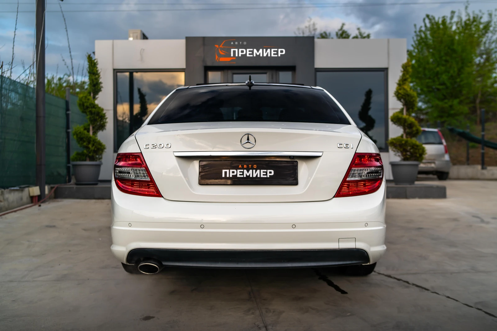 Mercedes-Benz C 200 i AMG ПАКЕТ - FULL - БЯЛА ПЕРЛА - 6М ГАРАНЦИЯ! - изображение 3