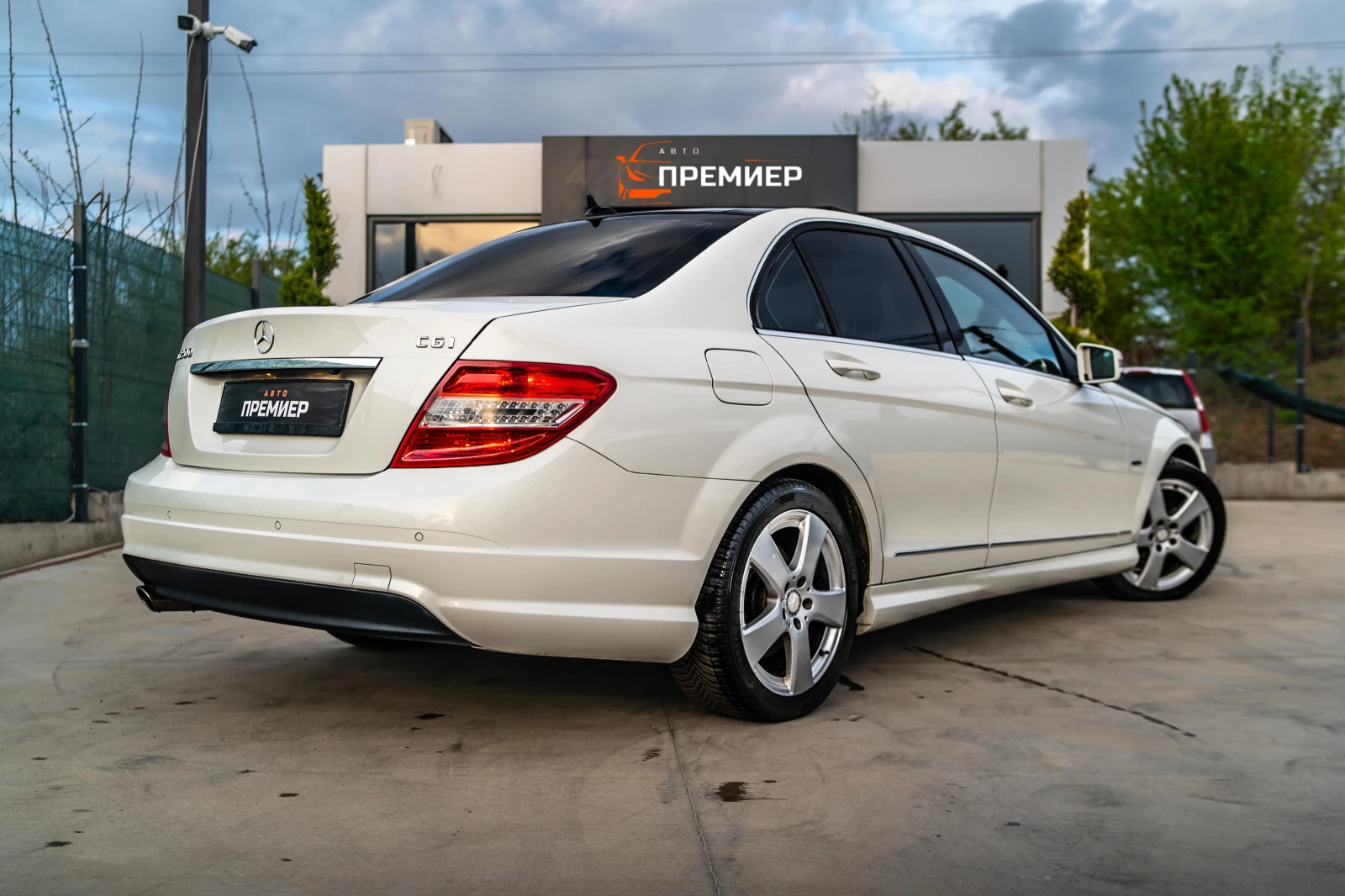 Mercedes-Benz C 200 i AMG ПАКЕТ - FULL - БЯЛА ПЕРЛА - 6М ГАРАНЦИЯ! - изображение 4