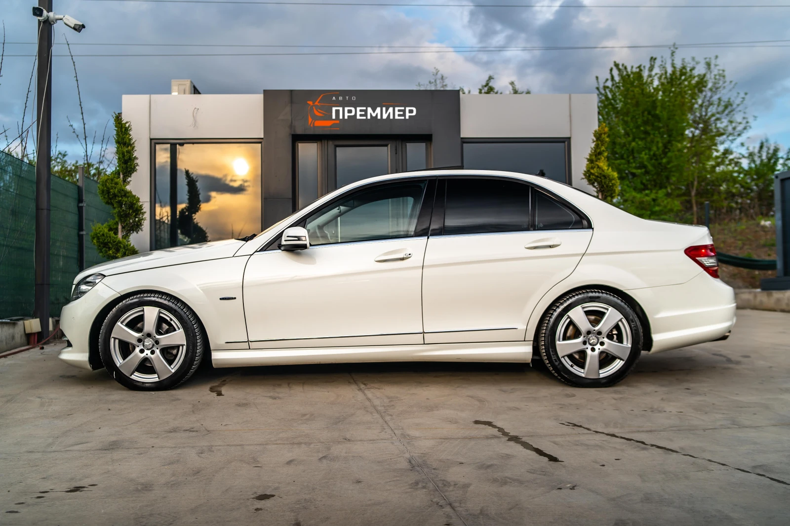 Mercedes-Benz C 200 i AMG ПАКЕТ - FULL - БЯЛА ПЕРЛА - 6М ГАРАНЦИЯ! - изображение 6