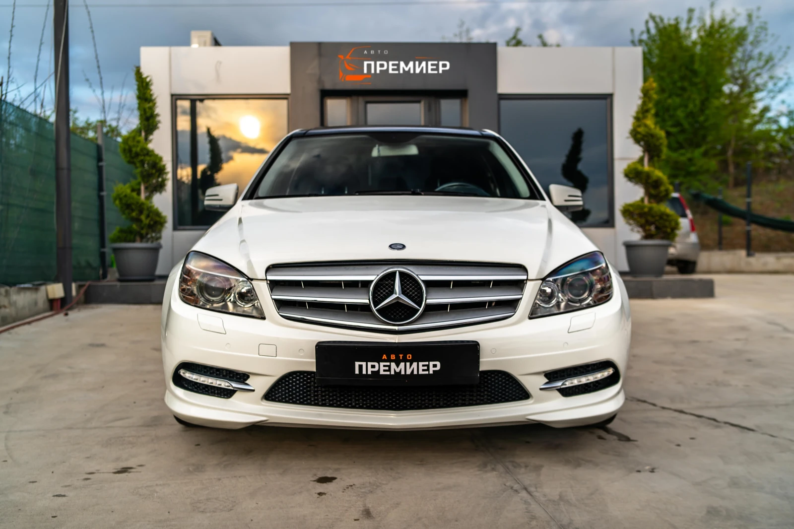 Mercedes-Benz C 200 i AMG ПАКЕТ - FULL - БЯЛА ПЕРЛА - 6М ГАРАНЦИЯ! - изображение 2