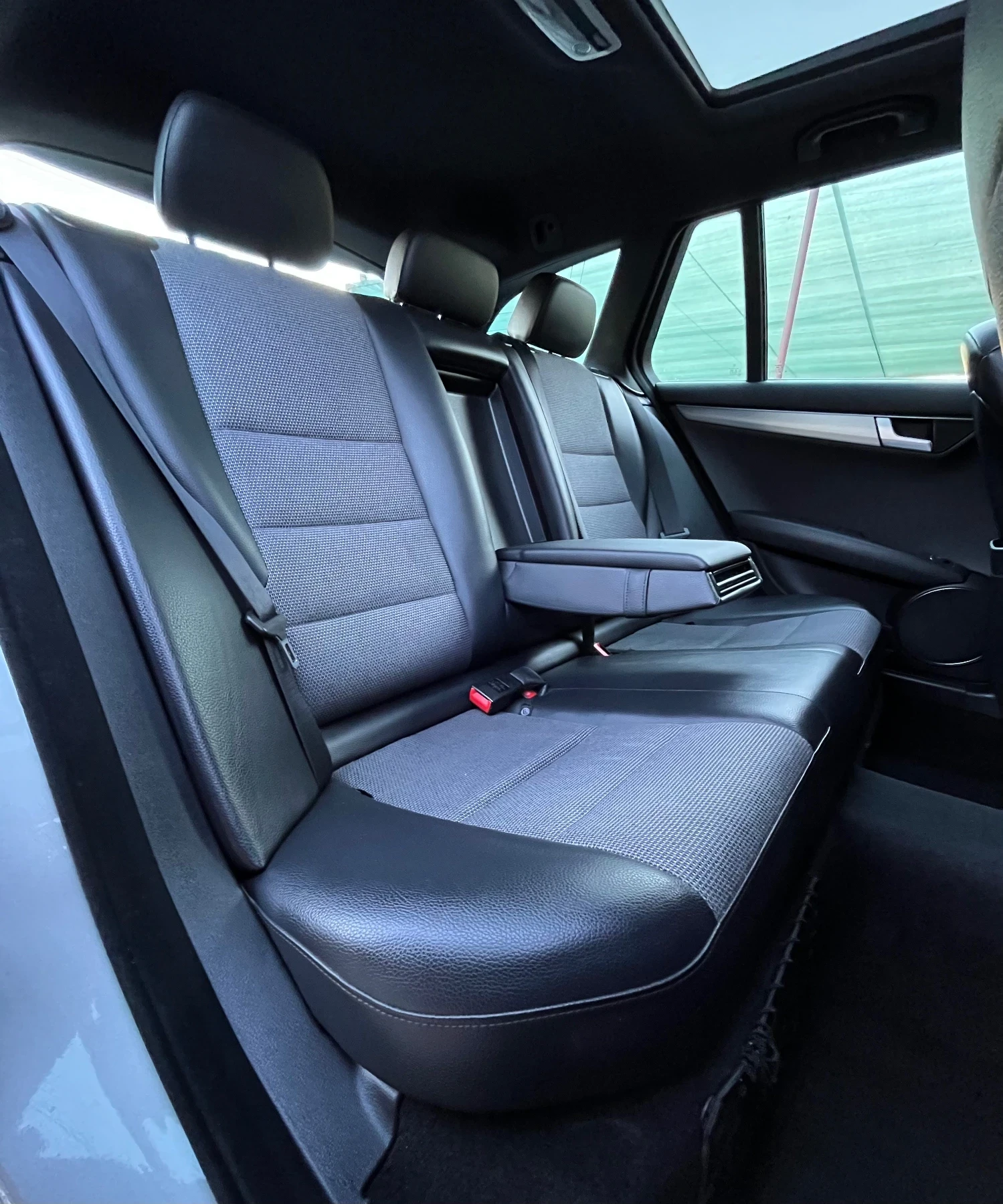 Mercedes-Benz C 300 4-MATIC* FULL AMG* PANO* LED* СОБСТВЕН ЛИЗИНГ - изображение 9