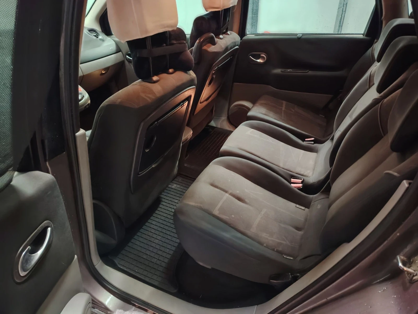 Renault Scenic 1.5 dci 100, снимка 9 - Автомобили и джипове - 54047356