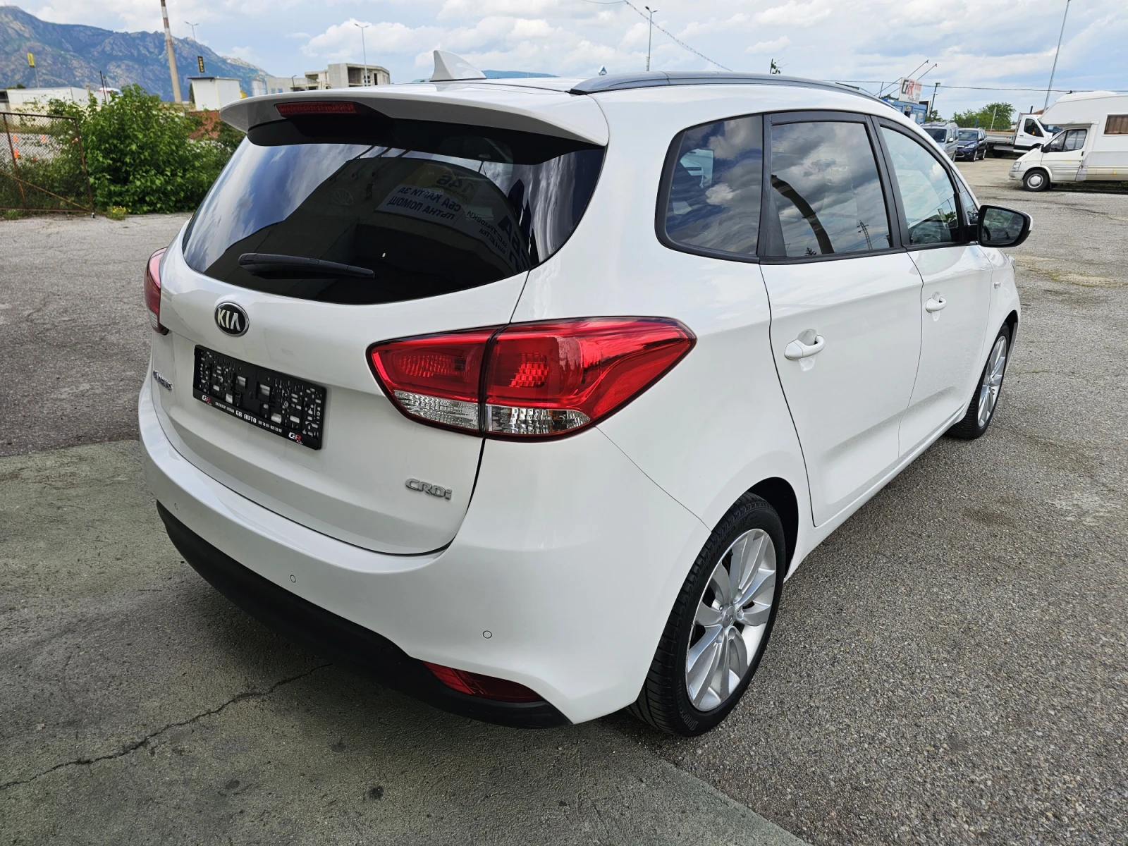 Kia Carens 1.7 CRDI PLATINUM 7-МЕСТНА, снимка 7 - Автомобили и джипове - 54633545