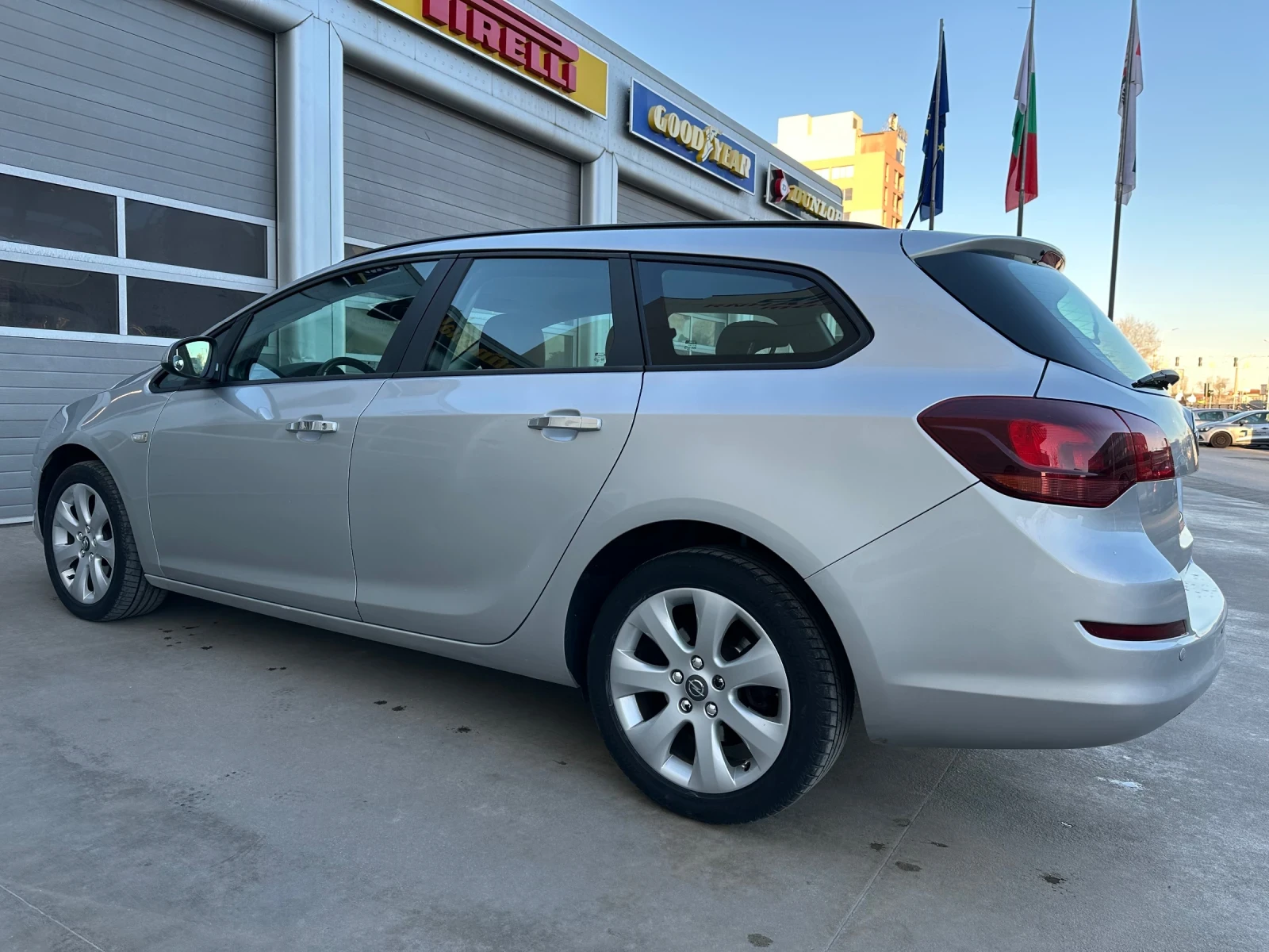 Opel Astra 1.7 CDTI, снимка 4 - Автомобили и джипове - 54642353
