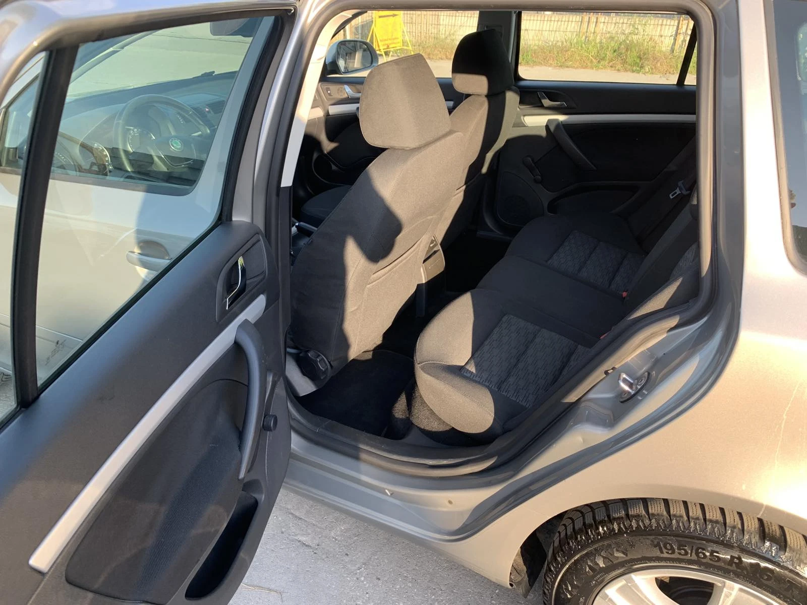 Skoda Octavia 1.6 TDI 105 k.c., снимка 8 - Автомобили и джипове - 54842739