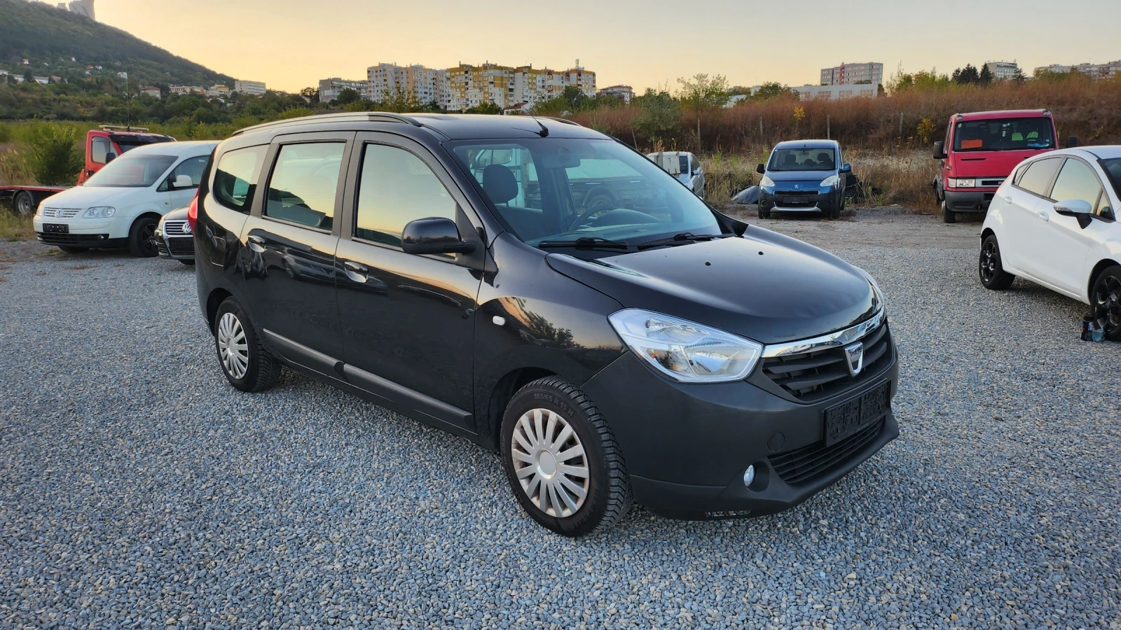 Dacia Lodgy 1.6  Навигация, снимка 3 - Автомобили и джипове - 56324054