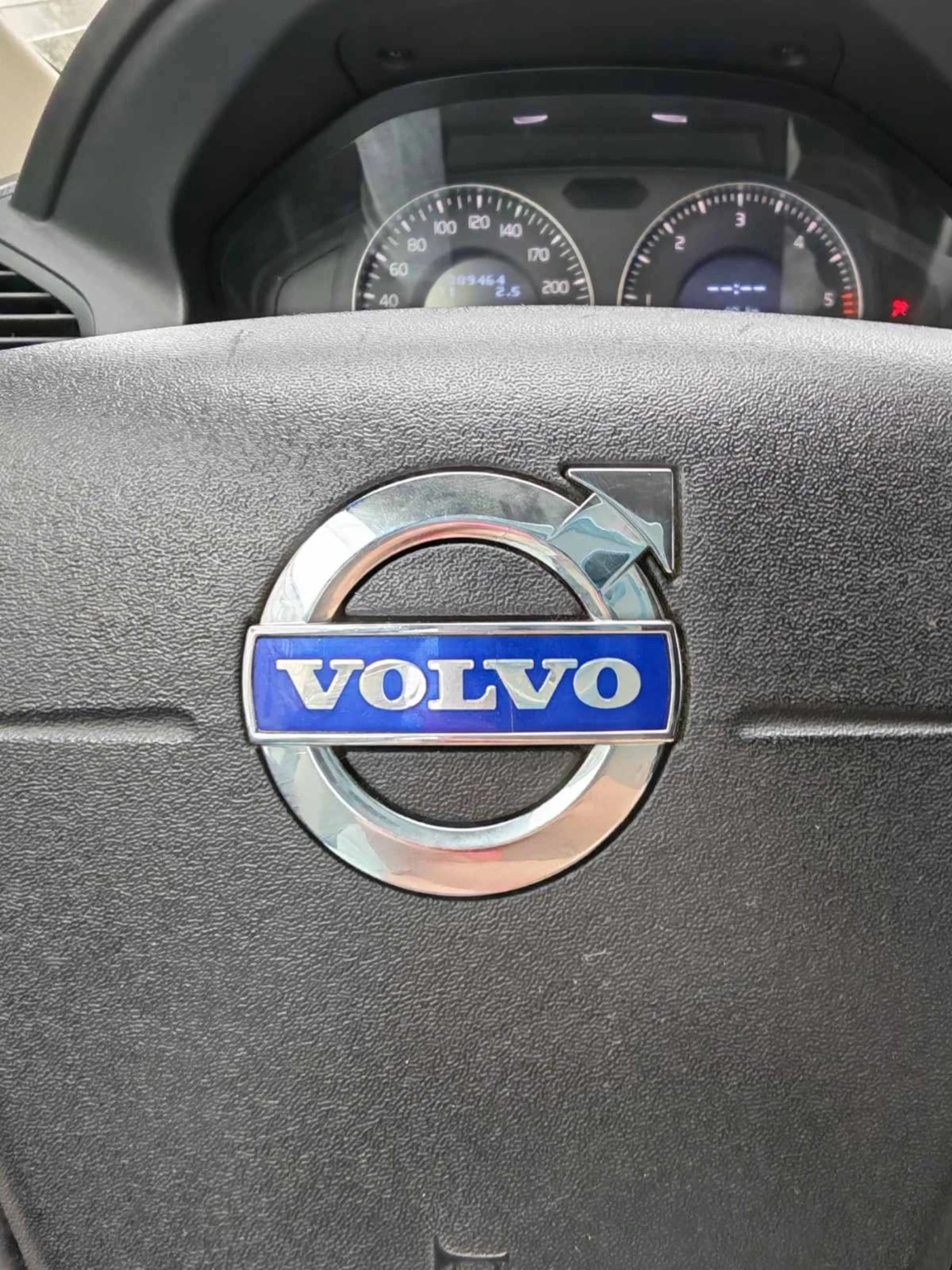 Volvo XC60 2.4D DRIVe Momentum Drive - изображение 8